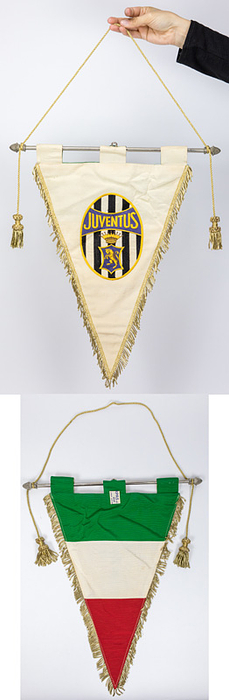  - Match Pennant. Juventus Turin appr. 1970 White silk pennant with ebroidered club emblem and the Italian National colours on the rear. With gold brockade fringes, two goldbrokade tottels and heavy silver netal rod, size 43x30 cm, with manafacturer's label. Presented to opponents before an international match. From the collection of a former FIFA referee Voler Roth Condition: A-