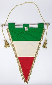  - Match Pennant. Juventus Turin appr. 1970 White silk pennant with ebroidered club emblem and the Italian National colours on the rear. With gold brockade fringes, two goldbrokade tottels and heavy silver netal rod, size 43x30 cm, with manafacturer's label. Presented to opponents before an international match. From the collection of a former FIFA referee Voler Roth Condition: A- - Bild 2