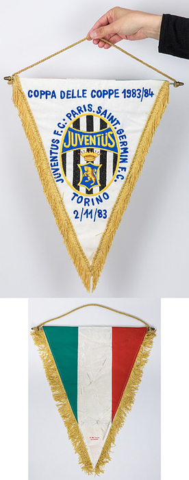 - Original match pennant from Juventus Turin, featuring the embroidered inscription "Coppa delle Coppe 1983/84 Juventus F.C. (Turin) v Paris Saint Germin F.C. Torino 2 / 11 / 1983" and an applied, embroidered club logo. The reverse side displays the Italian national colors. Fabric pennant with silk fringe and a metal rod; dimensions: 42 x 32 cm. Personal item belonging to German referee Volker Roth (1942–2025), who was part of the officiating team for this UEFA Cup Winners' Cup match. --The pennant is identical to the exchange pennant in the center circle, Condition: A