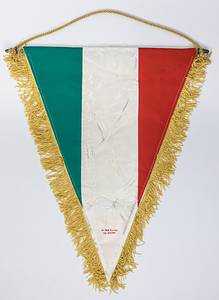  - Original match pennant from Juventus Turin, featuring the embroidered inscription "Coppa delle Coppe 1983/84 Juventus F.C. (Turin) v Paris Saint Germin F.C. Torino 2 / 11 / 1983" and an applied, embroidered club logo. The reverse side displays the Italian national colors. Fabric pennant with silk fringe and a metal rod; dimensions: 42 x 32 cm. Personal item belonging to German referee Volker Roth (1942–2025), who was part of the officiating team for this UEFA Cup Winners' Cup match. --The pennant is identical to the exchange pennant in the center circle, Condition: A - Bild 2