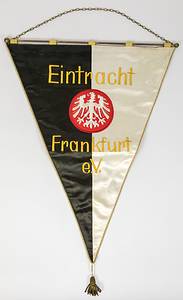 Frankfurt,Eintracht - Wimpel  | 4 verschiedene Wimpel von Eintracht Frankfurt aus der Zeit von 1970 bis 1986. Zwei davon mit original Signaturen der Spieler, 47x37 bis 32x 20 cm - Bild 2