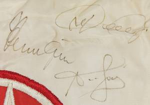 Köln,1.FC - Wimpel  | Originalspielwimpel "1.FC Köln" mit 15 original Signaturen der Spieler. Rot-weißer Seidenwimpel aufgesetztem zweifarbig bestickten Vereinslogo. Mit Randbordüre und Schlaufen aus Goldbrokat, Metallstange und Kette. 49x30 cm. Ca. 1978. - Bild 2