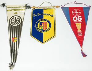Fußball - Wimpel  | 9 verschiedene seltene Fußballwimpel von deutschen Vereinen: Hannover 96, Göttingen 05, Rot-Weiss Essen, 75 Jahre MSV Duisburg, Wattenscheid 09, Bayer Uerdingen Pokalsieger 1985, TuS Schloss Neuhaus "In Freundschaft", SC Freiburg signiert mit ca. 20 Spielersignaturen u.a. Volker Finke, 1.FC Saarbrücken, Chio Waldhof Mannheim. 45x18 bis 28x18 cm 1980 - 1992 - Bild 2