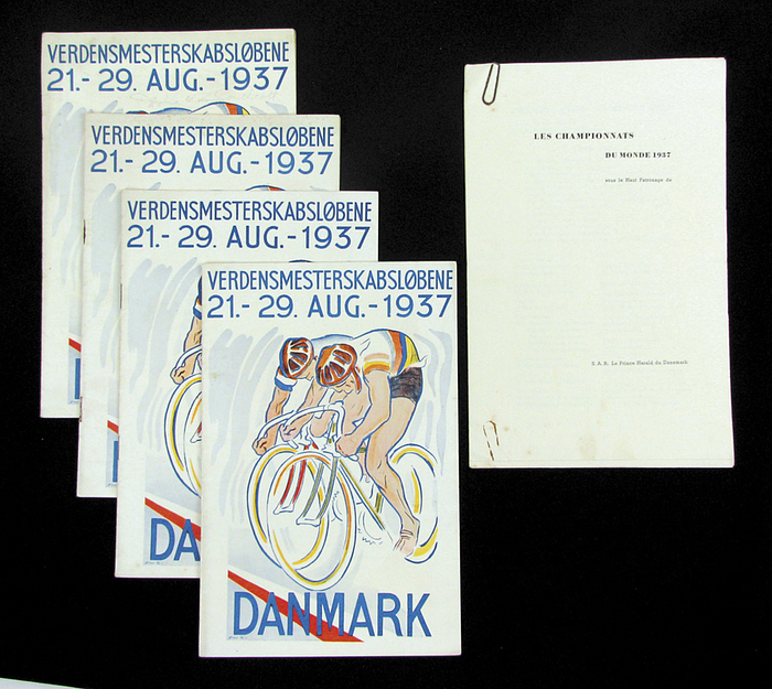 Programme: World Cycling Championships 1937 - 5 Daily programs of the 1937 World Cycling Championships in Denmark. August 21, 22, 24, 26 and 27 and overall program. Very rare programs from the collection of E.J. Southcott, former President of the National Cyclists Union. (DANISH, FRENCH) -- Pencil notes and corresponding additions probably by Daphne Southcott (E.J's wife). Approx. 20 pages each, 22x15 cm. Condition: A-B