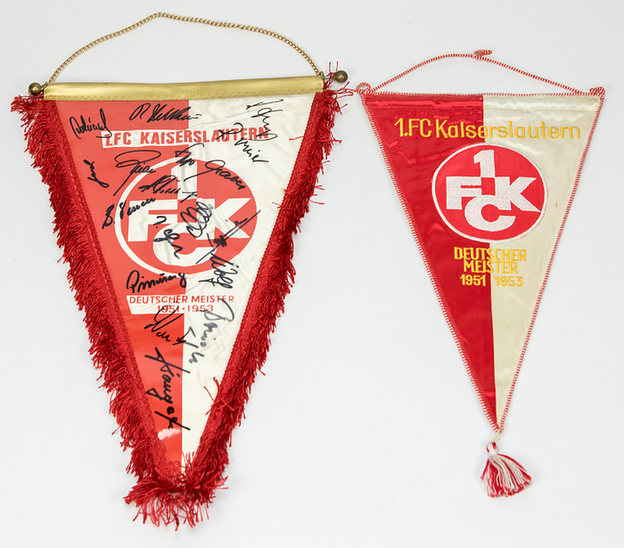 Kaiserslautern,1.FC - Wimpel 85  | 2 Wimpel: 1) Mehrfarbig bestickter Souvenirwimpel „1.FC Kaiserslautern. Deutscher Meister 1951 1953“ mit aufgenähtem, gesticktem Vereinslogo. Seidenwimpel mit rot-weisser Kordel und Bommel. 34x22cm. Ca. 1981. 2) Stoffwimpel 1981, farbig bedruckt mit Seidenfransen und Metallstange in eingenähter Kunststoffolie. Mit ca. 16 original Signaturen der Spieler des 1.FC Kaiserslautern die 1981 das Pokalfinale gegen Eintracht Frankfurt (1:3) bestritten. Dabei Pirrung (+), Reinhard Meier (+), Hellström. Wolf, Bongartz u.a.40x25 cm
