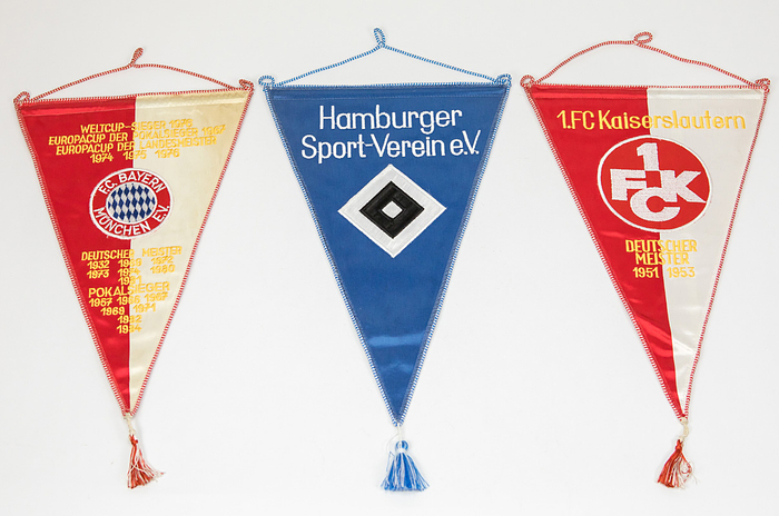 Bundesligawimpel  | 3 bestickte Bundesligawimpel Bayner Münchn, Hamburger SV, 1.FC Kaiserslautern, je 32x22 cm (ohne Bommeln) ca. 1985