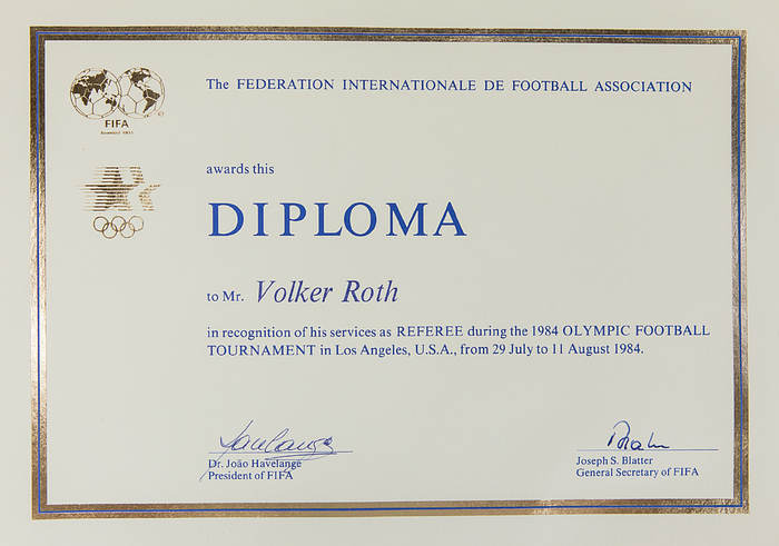 Diploma OSS1984  | Offizielle FIFA-Urkunde für einen Schiedsrichter der bei den Olympischen Spielen 1984 beteiligt warmit folgendem Wortlaut: „The Fédération Internationale de Football Association awards this DIPLOMA to Mr. Volker Roth in recognition of his services as Referee during the 1984 Olympic Football Tournament in Los Angeles, USA, from 29 July to 11 August 1984."  Mit Originalunterschriften von João Havelange und Joseph Blatter, jeweils in Tinte. Karton, 29,5 x 21 cm.