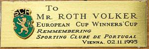 Lissabon,Sporting-Segelschiff 1995  | Ehrengeschenk an den Spielerbeobachter der UEFA Volker Roth von Sporting Lissabon anlässlich des UEFA-Europapokal-Spieles Rapid Wien v Sporting Lissabon (4:0) am 2.11.1995. Vergoldetes Segelschiff aus Kupfer auf einem Holzsockel. Mit aufgesetztem Vereinspin von Sporting Lissabon. Mit vergoldeter Erinnerungsplakette  „to Mr. Roth Volker European Cup Winner´s Cup Remmermering Sporting Clube, Vienna 02.11.1995". 28x23x6 cm - Bild 2