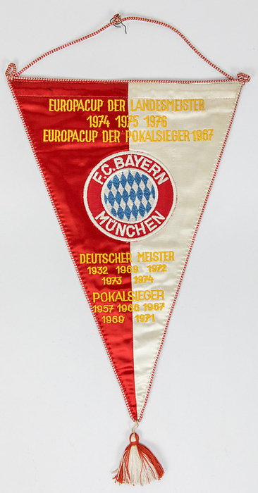 Sorry, no english description is available. ...  -  Condition: A.....Dieser Wimpel wurde nur ganz kurz produziert, denn Bayern gewann 1976 auch den Weltpokal. Ab diesem Zeitpunkt wurde der Titel "Weltpokalsieger" mit aufgestickt!