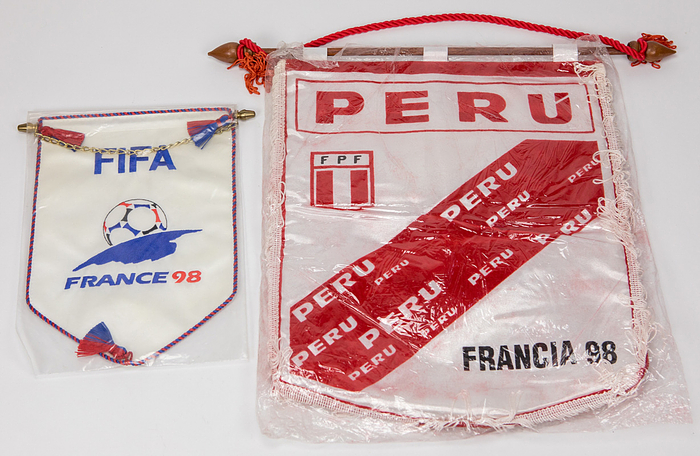 Wimpel WM 1998  | 1) Offizieller FIFA Wimpel der Fußball - Weltmeisterschaft 1998. "FIFA France 98" (aufgestickt). Mit Seidenbommel und Metallstange, 27x19 cm. 2) Offizieller Wimpel der delegation des Fußballverbandes von Peru für den World Cup 1998 mit dem Aufdruck "Francia 98 FPF Peru". Seide mit Seidenfransen und Holzstange, 37x31 cm