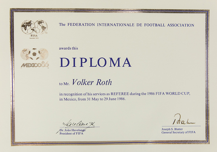  - Official FIFA certificate for a referee at the 1986 Football World Cup, bearing the inscription: "The Fédération Internationale de Football Association awards this DIPLOMA to Mr. Volker Roth in recognition of his services as Referee during the 1986 FIFA World Cup in Mexico, from 31 May to 29 June 1986." Features original signatures by João Havelange and Joseph Blatter, both in ink. Cardstock, 29.5 x 21 cm. --The certificate comes directly from the estate of Volker Roth (GER; 1942–2025). Condition: A-