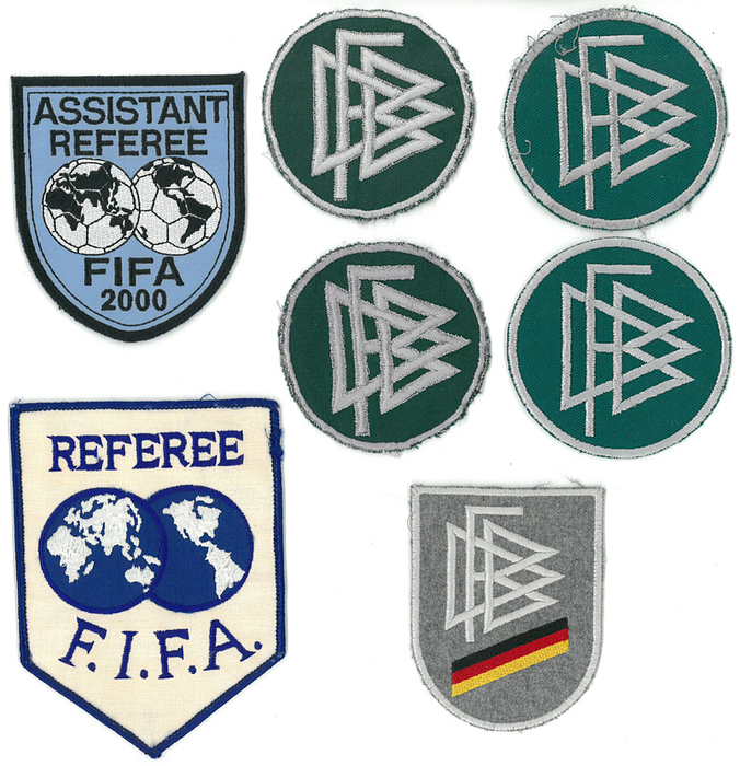 FIFA + DFB Stoffbadges  | 7 bestickte Stoffbadges der FIFA und des DFB aus der Sammlung von Volker Roth, 13x10 bis 8 cm