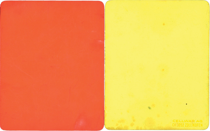 Rote + gelbe Karte  | Originale Rote und Gelbe Karte vom FIFA Schiedsrichter Volker Roth, die er in Spielen eingesetzt hat. Kunststoff, Hersteller: Cellarware AG, CH-Zollikofen, je 10,5x8,5 cm