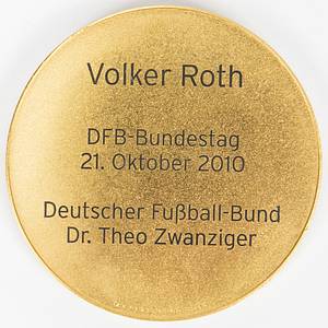 Peco-Bauwens-Plakette  | Dr.Peco-Bauwens-Plakette mit Inschrift uf der Rückseite "Volker Roth DFB-Bundestag 21.Oktober 2010. Deutcher Fußball-Bund Dr.Theo Zwanziger". Bronze, vergoldet, Hersteller "<hofstätter, Bonn", 7 cm im original Etui. Dabei original Verleihungsurkunde, 40x29,5 cm - Bild 3