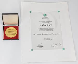 Peco-Bauwens-Plakette  | Dr.Peco-Bauwens-Plakette mit Inschrift uf der Rückseite "Volker Roth DFB-Bundestag 21.Oktober 2010. Deutcher Fußball-Bund Dr.Theo Zwanziger". Bronze, vergoldet, Hersteller "<hofstätter, Bonn", 7 cm im original Etui. Dabei original Verleihungsurkunde, 40x29,5 cm - Bild 4