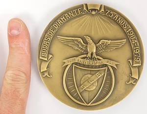  - Large commemorative medal "75 Anos 1904 - 1979 Sport Lisboa e Benfica" marking the 75th anniversary of the Benfica Lisbon club. Bronze, weight 272 grams, 9 cm. Condition: A - Bild 2