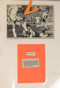 Zeitungs- und Bildarchiv 1976/77  | Privates Zeitungs- und Bildarchiv von Volker Roth 1976 / 1977: Ein Leitzordner mit 100 Zeitungsauschnitten von seinen Spielen in der Saison 1976 - 77 und ein Fotoalbum mit ca. 20 S/W-Pressefotos von Spielen die Volker Roth in dieser Saison als Schiedsrichter leitete, 23x8,5 bis 14,5x10 cm. Ein Foto mit original Signatur von Wolfgang Overath. -- - Bild 3