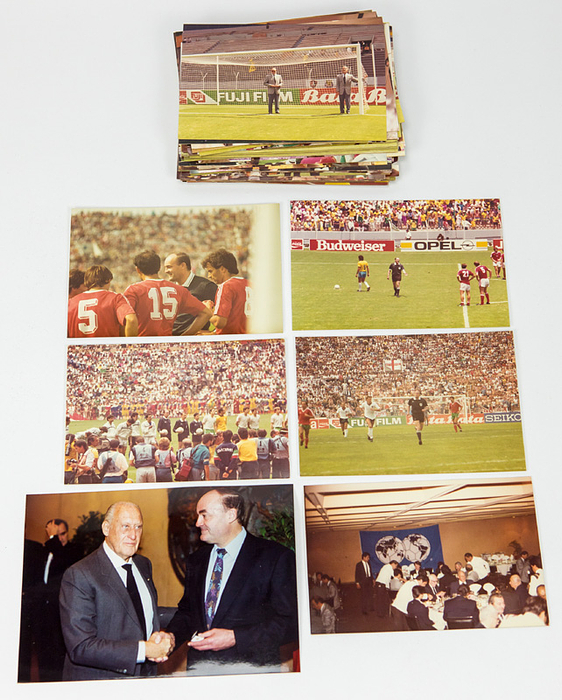  - Approx. 80 color photos from the 1986 World Cup in Mexico, mostly featuring FIFA referee Volker Roth at the opening ceremony, the matches he officiated, and training sessions with the World Cup referees in Mexico. All are unpublished private snapshots! Each measures 15 x 10.5 cm. --All photos come directly from the estate of Volker Roth (1942–2025). Condition: A