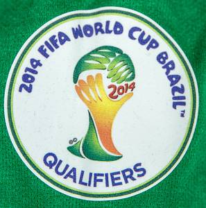  - Genuine match-worn/issued Ireland player shirt with number 5. Worn by O'Dea on October 12, 2012, in the World Cup qualifier against Germany. Ireland vs. Germany 1–6. Status: AAB. --Long-sleeved jersey; size 42; embroidered association and Umbro logos; match details, player name, and squad number (front and back) applied in rubberized print; features 2014 FIFA World Cup Brazil Qualifiers patch and FIFA "My Game is Fair Play" patch; Umbro. ----The consignor obtained this jersey directly from a former DFB team staff member. Condition: A - Bild 3