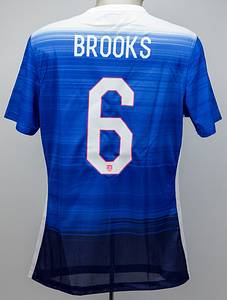  - Original match-worn USA player jersey with number 6 on the back. Worn by John Brooks in the friendly match against Germany on June 10, 2015 (2–1). Status: AAB. --Short-sleeved jersey; size L; embroidered federation logo (stitched on) and embroidered Nike logo; rubberized squad number (front and back) and player name; laser-cut ventilation holes on the sides; Nike Dri-Fit (embroidered). —The consignor obtained this jersey directly from a former DFB team staff member. Condition: A - Bild 2