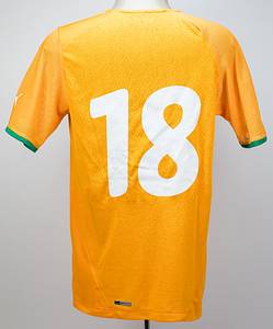  - Original match-worn/issued Ivory Coast player shirt with squad number 18. Worn by Cissé on November 18, 2009, in the friendly match against Germany (2–2). Status: AAB. --Short-sleeved jersey with long inner sleeves (which were cut off). The jerseys originally featured long inner sleeves; while some players wore them as intended, others—including Cissé—cut off the inner sleeves. Rubberized Puma logo and back number; Puma. --The consignor obtained this jersey directly from a former DFB team staff member. Condition: A- - Bild 2