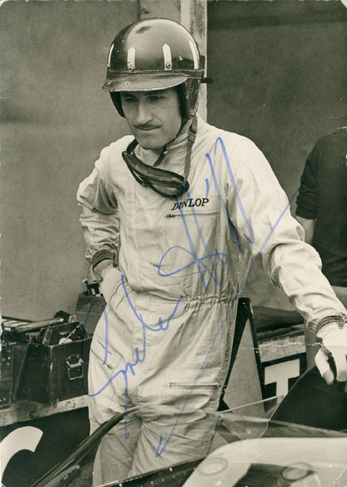  - (1929–1975) Black-and-white photo with original signature by Graham Hill. British racing driver and two-time Formula 1 World Champion (1962 and 1968). Graham Hill (176 Grand Prix starts). 14.5 x 10.5 cm. Condition: B