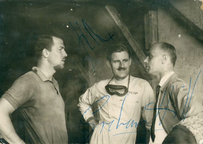 Hill, Graham  | (1929-1975) S/W-Foto mit Originalsignatur von Graham Hill. Britischer Automobilrennfahrer und 2facher Formel-1 Weltmeisters von 1962 + 1968 Graham Hill (176 Grand Prix). 10,5x7,5 cm.