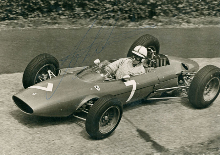 Surtees, John  | (1934-2017) S/W-Autogrammkarte von John Surtees. Englischer Formel-1-Weltmeister 1964. Mit Original-Autograph. 14,5 x10,5 cm.