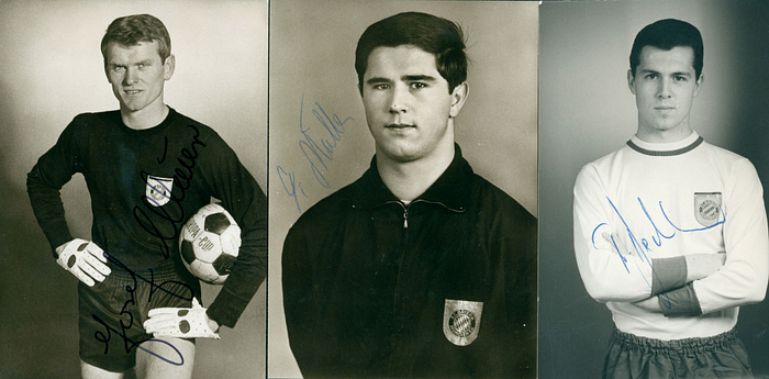 Beckenbuer / Maier / Müller  | 3 offizielle S/W-Fotos von Bayern München ca. 1966 mit den Stars Franz Beckenbauer, Gerd Müller und Sepp Maier. Jede original signiert, 10,5x7 cm