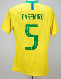  - Original match-worn/issued Brazil player shirt with number 5 on the back. Worn by Fred on March 27, 2018, in the friendly match against Germany (1–0). Status: AAB. --Short-sleeved jersey; size L; federation logo; 5 World Cup stars, "Brasil" lettering, and Nike logo applied in thick rubberized material; player name and squad number (front and back) rubberized; Nike. --The consignor obtained this jersey directly from a former DFB team staff member. Condition: A- - Bild 2