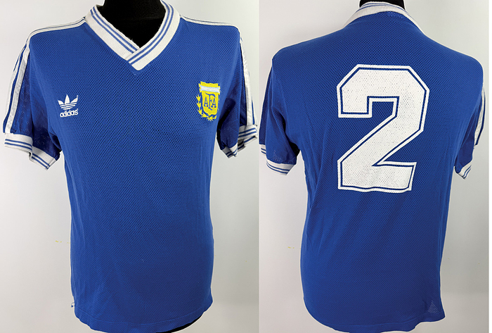  - Original match-issued Argentina player shirt (No. 2) belonging to Sergio Batista ((did not play in the final). Prepared / worn for the 1990 World Cup final between Germany and Argentina on July 8, 1990, at the Olympic Stadium in Rome. The shirt comes from the collection of a former DFB staff member (Status AAA). Short-sleeved shirt; size 4 (M/L); embroidered federation logo; embroidered manufacturer logo; back number applied using the wet-flock process; ventilation structure. --The DFB staff member received this jersey after the final in Rome. Condition: A