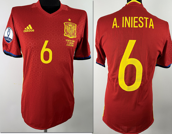 Spanien - Trikot 2016 EM  | Original match issued  Spanien Spielertrikot mit der Nummer 6. Vorbereitet für Andres Iniesta für das  Europameisterschaftsspiel gegen die Türkei am 17.06.2016 in Nizza.Trikot stammt aus der Sammlung eines ehemaligen DFB-Mitarbeiters. StatusAAB