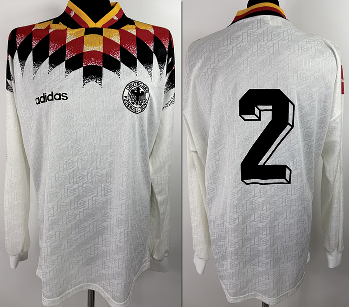 DFB  - Trikot 1994 WM  | Original match worn DFB Spielertrikot mit der Nummer 2 von Thomas Strunz. Vorbereitet für ein Länderspiel im Jahr 1994/1995 .Trikot stammt aus der Sammlung eines ehemaligen DFB-Mitarbeiters. Status ABB