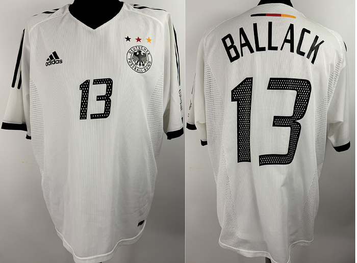 DFB -  Trikot 2002 WM  | Original match worn / issued DFB Spielertrikot mit der Nummer 13 von Michael Ballack. Vorbereitet / getragen für das WM 2002 Viertelfinale Deutschland-USA am 21.06.2002 in Ulsan. Deutschland gewann das Spiel 1:0 durch ein Tor von Michael Ballack in der 39. Spielminute..Trikot stammt aus der Sammlung eines ehemaligen DFB-Mitarbeiters. Status AAB