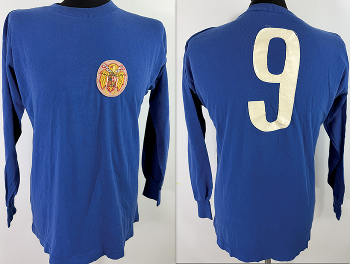  - Original match-worn Spain player shirt, number 9 (Santillana). Worn in the international match against the Netherlands on January 23, 1980. The shirt comes from the collection of Huub Stevens. Status AAA. Long-sleeved shirt; size M-L; stitched-on federation crest; stitched-on player number ((thin synthetic leather)); 100% cotton. Condition: A