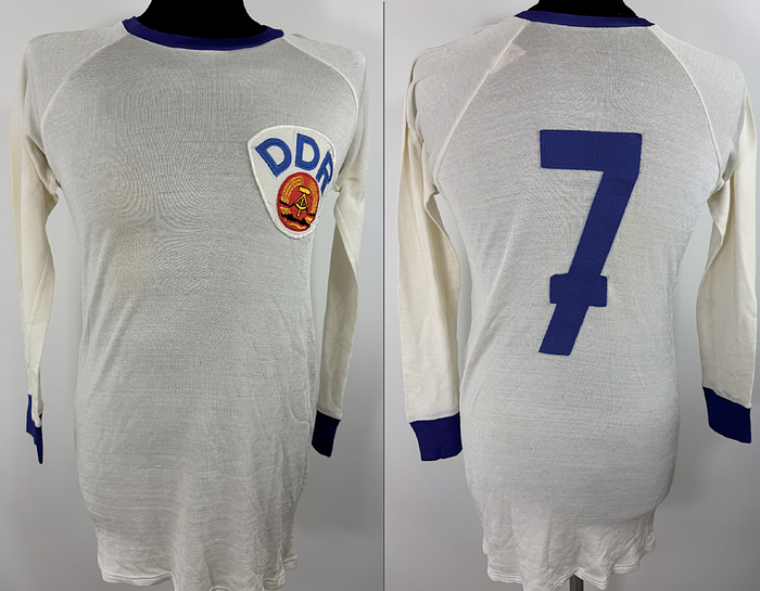 DDR - Trikot 1979  | Original match worn DDR Spielertrikot mit der Nummer 7 aus dem Länderspieljahr 1979, Hersteller Kotaura. Gerd Weber trug es im Länderspiel gegen die Niederlande am 21.11.1979 . Tauschtrikot stammt aus der Sammlung von Huub Stevens. Status: AAA