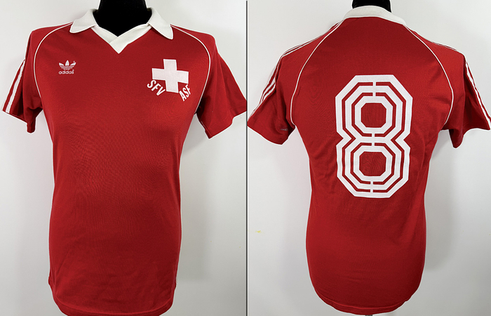  - Original match-worn Switzerland player's shirt, number 8 (Umberto Barberis). Worn in an international match in 1981. The shirt was swapped after the match. It comes from the collection of Huub Stevens. Status:ABA. Shirt details: short-sleeved; size 5/6; association logo applied via wet flocking; manufacturer's logo rubberized; back number applied via wet flocking; 50% cotton, 50% polyester. Condition: A