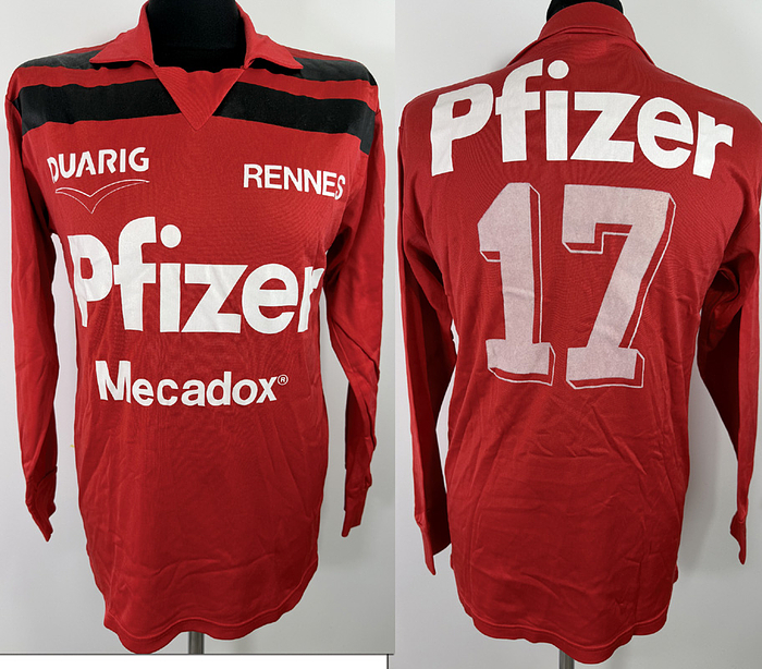  - Original match-worn Stade Rennes player shirt (number 17) belonging to Jan Van den Boogaard. Worn during the 1988/1989 season. The shirt comes from the collection of Huub Stevens. Status: ABA. Long-sleeved shirt; size XL; club crest and manufacturer logo applied via wet flocking; back number applied via flocking; 28% cotton, 72% polyamide; made in France. Condition: A-