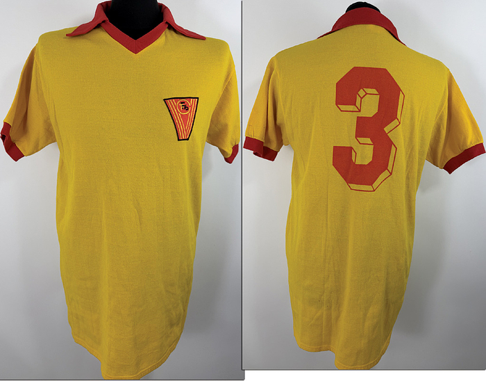 Franfurt,Vorwärts - Trikot 1984  | Original match worn Vorwärts Frankfurt/Oder Spielertrikot der mit der Nummer 3,  diese wurde mit sehr hoher Wahrscheinlichkeit von Hans-Jörg Hildebrandt getragen. Eingesetzt wurde dieses Trikot im Rückspiel der ersten Rundes des UEFA-Cups 1984 gegen PSV Eindhoven. Tauschtrikot, stammt aus der Sammlung von Huub Stevens. Status AAA
