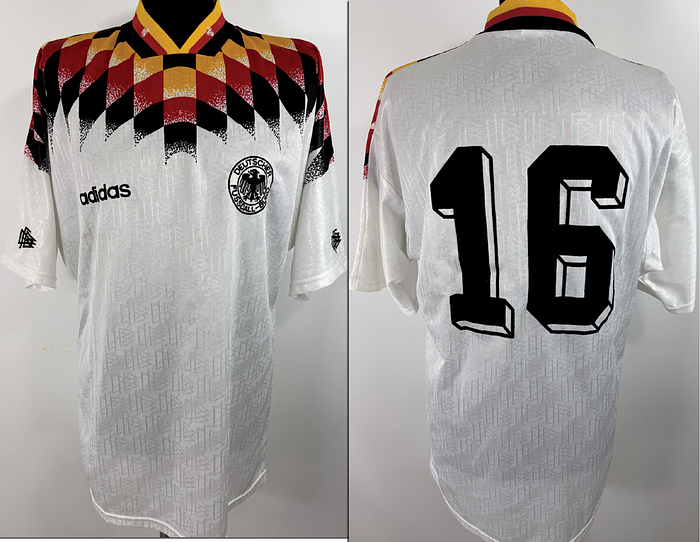 DFB - Trikot 1994  | Original match worn DFB Spielertrikot mit der Nummer 16 von Matthias Sammer. Vorbereitet für ein Länderspiel im Jahr 1994/1995 .Trikot stammt aus der Sammlung eines ehemaligen DFB-Mitarbeiters. Status ABB