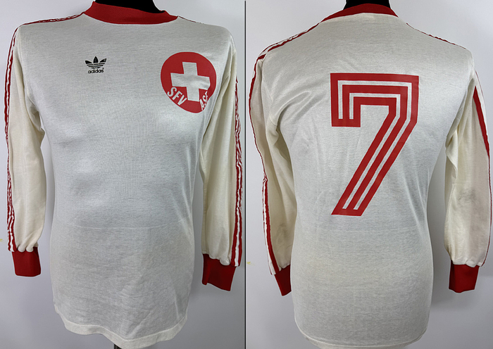 Schweiz - Trikot 1975  | Original match worn Schweiz  Spielertrikot der mit der Nummer 7 von Umberto Barberis. Getragen in einem Länderspiel in 1975. Trikot wurde nach dem Spiel getauscht.Trikot stammt aus der Sammlung von Huub Stevens.Status ABA