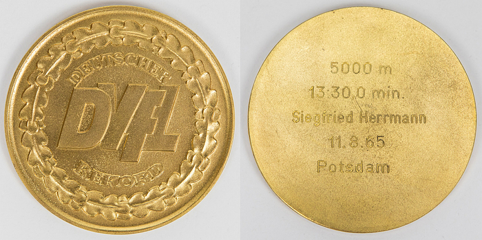 DDR Rekordmedaille DDR 1965  | Offizielle Medaille des DVfL, Leichtathletikverband der DDR für einen "Deutscher Rekord". Mit rückseitiger Gravur "5000 m 13:30,0 min. Siegfried Herrmann 11.8.1965 Potsdam". Bronze, vergoldet. 8cm. In original Box.