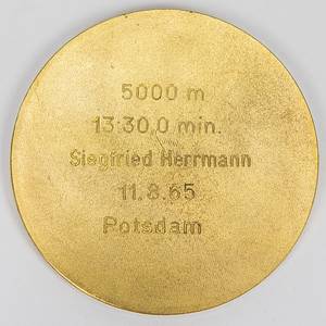 Official medal of the DVfL, East German Athletics - Official medal of the DVfL, the East German Athletics Association, for a "German Record." Engraved on the reverse: "5000 m 13:30,0 min. Siegfried Herrmann 11.8.1965 Potsdam". Gold-plated bronze. 8cm. In original box. A very rare medal, only issued in this form for a short time. Siegfried Herrmann (1932-2017), Olympic participant in 1956 and 1964, multiple GDR champion. Condition: A- - Bild 2