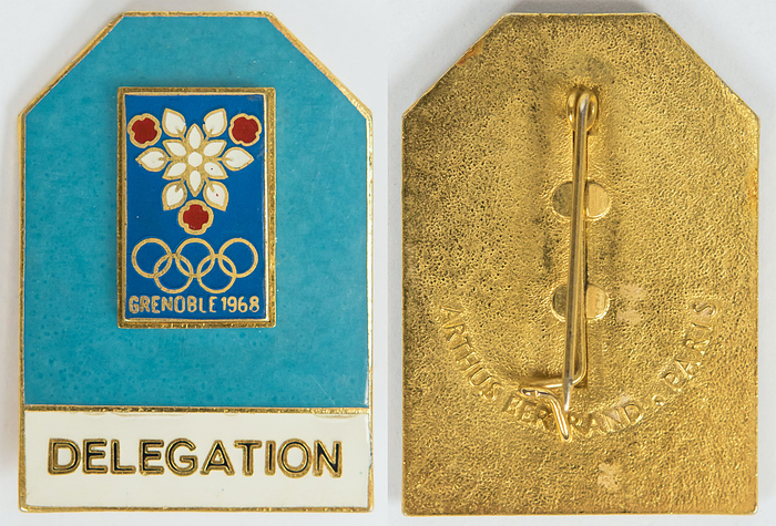 Teilnehmerabzeichen 1968  | Offizielles Teilnehmerabzeichen "Grenoble 1968 - Delegation" für die Olympischen Winterspiele 1968, Bronze, mehrfarbig emailliert, 4,9x3,5 cm, Arthus Bertrand Paris.