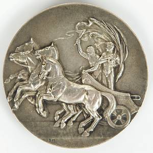 Teilnehmermedaille 1908  | Offizielle Teilnehmermedaille der Olympischen Spiele 1908 „In Commemorative of the Olympic Games held in London 1908“. Mit Randgravur "Vaughton".  Von B. Mackennal. Bronze, versilbert, 5cm. In original box mit der Aufschrift "Olympic Games of London 1908. Donor". - Bild 3