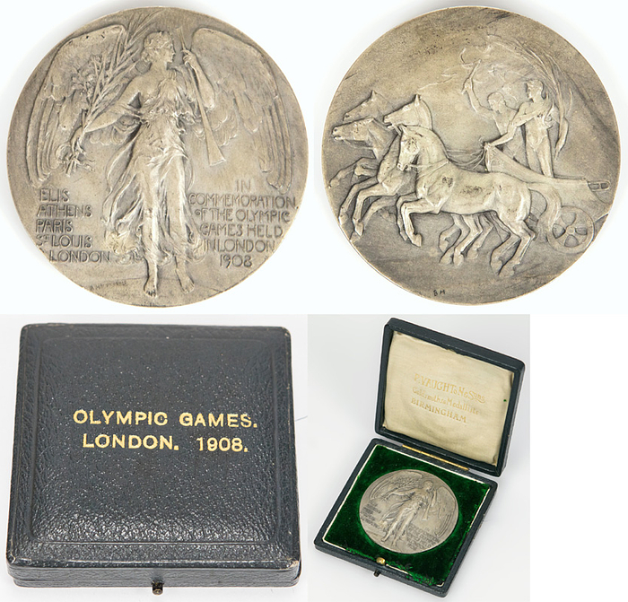 Teilnehmermedaille 1908  | Offizielle Teilnehmermedaille der Olympischen Spiele 1908 „In Commemorative of the Olympic Games held in London 1908“. Randpunze "Vaughton".  Von B.Mackennal. Bronze, versilbert, 5cm. In original Box mit der Aufschrift "Olympic Games of London 1908.".