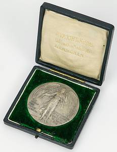 Teilnehmermedaille 1908  | Offizielle Teilnehmermedaille der Olympischen Spiele 1908 „In Commemorative of the Olympic Games held in London 1908“. Randpunze "Vaughton".  Von B.Mackennal. Bronze, versilbert, 5cm. In original Box mit der Aufschrift "Olympic Games of London 1908.". - Bild 2