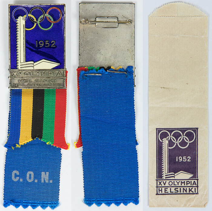 Teilnehmerabzeichen 1952  | Teilnehmerabzeichen „C.O.N.“ (Nationales Olympisches Komittee) für die Olympischen Spiele Helsinki 1952. Blaues Abzeichen, Bronze, versilbert mehrfarbig emailliert. Mit zwei Seidenbändern, 3,3x11,5 cm. Dabei original Papierverpackung