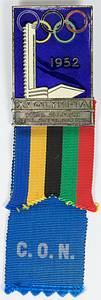 - Olympic Games Helsinki 1952 Participation badge „C.O.N.“ (National Olympic Committee) for the Olympic Games in Helsinki 1952. Blue badge, silver plated bronze, multicolour enamelled. 3.3x11.5 cm. Dabei original Papierverpackung.  Very rare badge.  Ebel 1952-S-042 Condition: A- - Bild 2