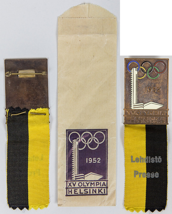 Teilnehmerabzeichen 1952  | Teilnehmerabzeichen „Lehdistö Presse" Bronze, mehrfarbig emailliert. Mit schwarz und gelb bedrucktem Seidenband. 11,5x3,3 cm. Dabei: original Papiertüte für das Abzeichen.